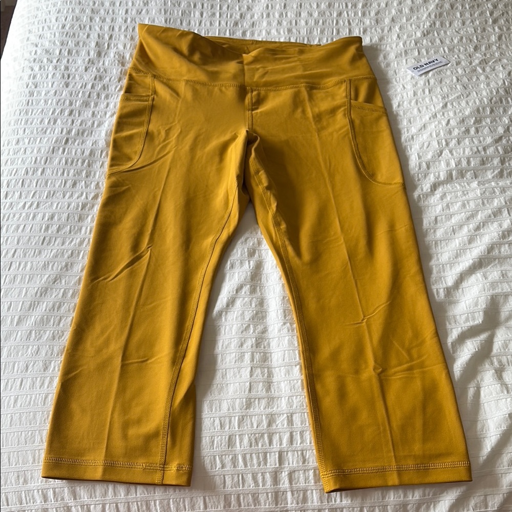 Old Navy Powersoft Crop Leggings with Pockets NWT Large